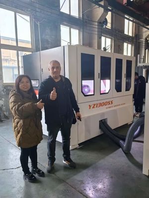 YZ1300SS Machine voor het afwerken van het oppervlak van metaalplaten met een gewicht van 4500 kg