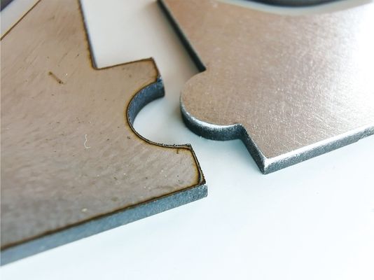 YZ1300 Automatische metaalplaat ontblaasmachine voor lasersnijdelen