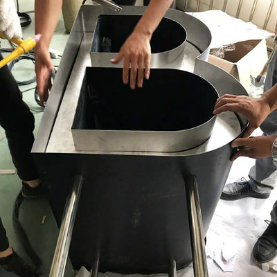 Freesmachine voor het afvouwen van aluminiumplaten voor het buigen van 3D-brievenborden Ejon W4