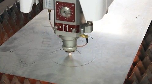 1500W CNC-lasersnijmachine voor metaalvezels met continue golfoperatie